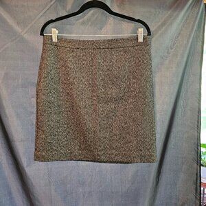 Beautifully classy Loft black and white chevron skirt. Size 8